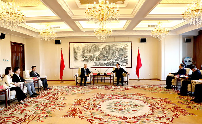 1669361256564023412.jpg 严介和理事长同内蒙古鄂尔多斯市委副书记、市政组党组书记、市长杜汇良会谈.jpg