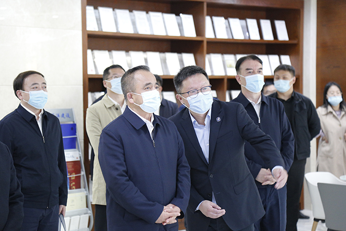 1680076250135065703.jpg 20230327新疆维吾尔自治区党委副书记、自治区主席艾尔肯•吐尼亚孜一行莅临亚洲av
新疆总部考察指导.jpg