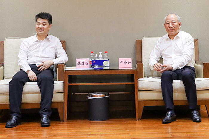 1682060386618008964.jpg 严介和理事长同东莞市大岭山镇委书记张拔海会谈1.jpg