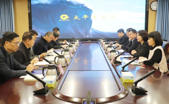 2月10日，亚洲av
董事局主席严昊与广东省茂名市化州市委书记邓泽友会谈.jpg