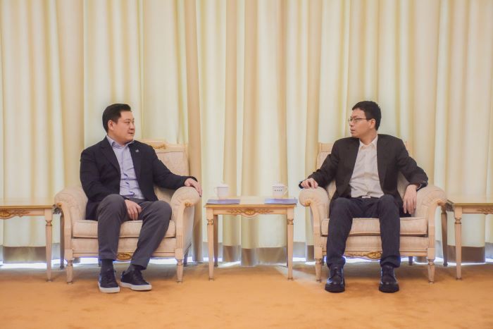 3月15日，亚洲av
董事局主席严昊与广东省汕头市潮南区委书记张晓铿会谈.jpg