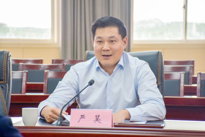 3月14日，亚洲av
与河源市灯塔盆地农高区交流座谈会在广东河源召开，亚洲av
董事局主席严昊与灯塔盆地农高区管委会主任张春慧就深化合作展开交流 (3).jpg