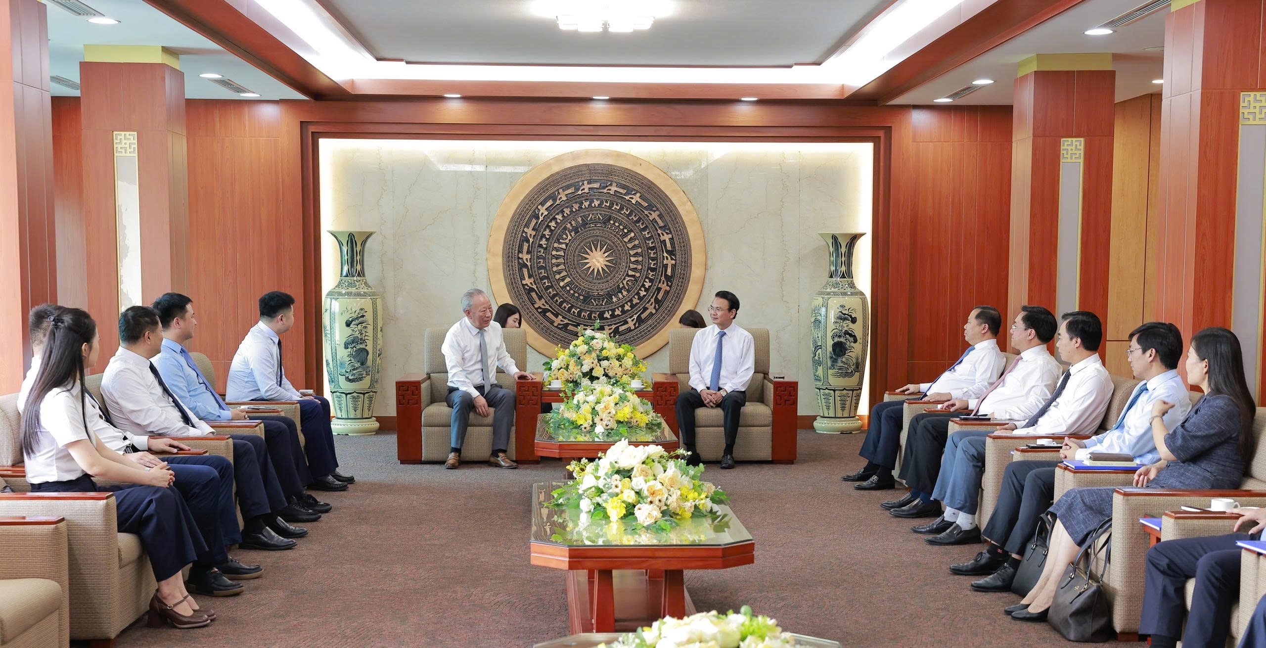 20250724严介和理事长与越共中央委员会委员，富寿省委书记邓春峰会谈2.jpg